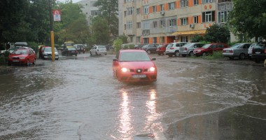 Stire din Social : PLOI TORENȚIALE /  Gropi cu o adâcime de peste un metru, în CERNAVODĂ