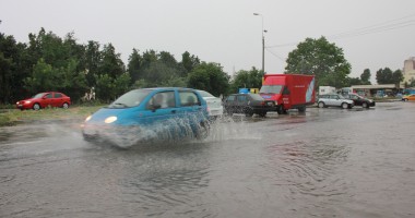 Stire din Social : GALERIE FOTO / PLOILE TORENȚIALE au transformat CONSTANȚA în MICA VENEȚIE