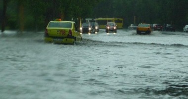 Stire din Social : Ploaia torențială a blocat străzile și a inundat zeci de gospodării