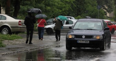 Stire din Social : Cod portocaliu de furtuni. Iată unde puteți să semnalați probleme la sistemele de canalizare și apă