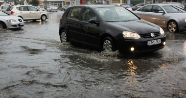 Stire din Eveniment : SFATURI cum să circulați cu MAȘINA pe ploaie!