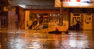 Stire din Social : POTOP LA CONSTANȚA / Ploaia torențială a INUNDAT mai multe bulevarde / Galerie foto