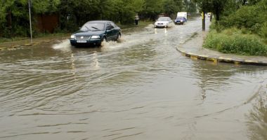 Stire din Social : Primele victime ale inundațiilor: o bătrână a murit după ce tavanul casei s-a prăbușit peste ea