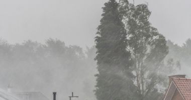 Stire din Social : Ploi torenţiale, descărcări electrice şi intensificări ale vântului, până luni, în cea mai mare parte a ţării