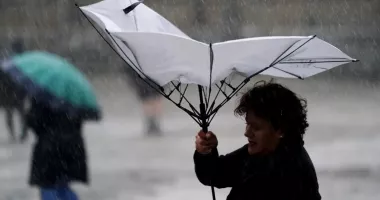 Stire din Social : Vânt puternic și ploi în toată țara! Munții se acoperă de zăpadă