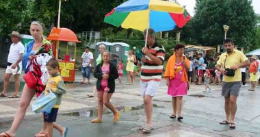 Stire din Social : Ploi și furtuni, după-amiază,  și maxime de 30 de grade  Celsius, la Constanța
