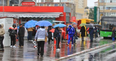 Stire din Social : Cod portocaliu de furtuni / Cât mai continuă ploile și vijelia, la Constanța