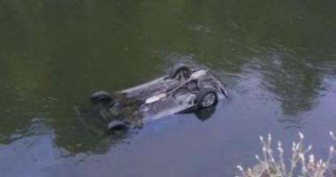 Stire din Eveniment : Doi morți și un rănit după ce mașina în care se aflau a căzut în râu