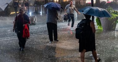 Stire din Social : Nu uitaţi umbrela! Informare ANM de ploi în toată țara, valabilă până luni dimineața
