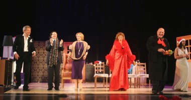 Stire din Cultură-Educație : Comedia "Pluralul englezesc", la super ofertă
