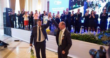Stire din Politică-Administrație : Traian Băsescu a predat ștafeta PMP. Eugen Tomac, noul președinte