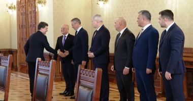 Stire din Politică-Administrație : Consultări la Cotroceni/ Liderii PNL nu au făcut declaraţii după discuţiile cu şeful statului