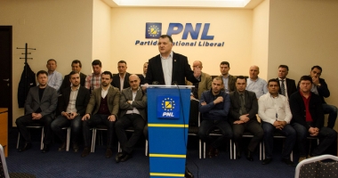 Stire din Politică-Administrație : Deputatul Bogdan Huțucă și-a anunțat candidatura la șefia PNL Constanța. Primarii fac scut în jurul lui