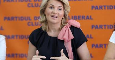 Stire din Politică-Administrație : PNL cere reducerea vacanței parlamentarilor la o singură lună