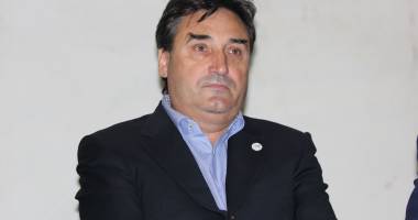 Stire din Politică-Administrație : "Puterea inversează, din nou, rolurile: Guvernul decide, iar Parlamentul află de la știri"