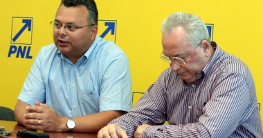 Stire din Politică-Administrație : "Bag mâna în foc că Puiu Hașotti nu pleacă din PNL"