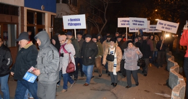 Stire din Politică-Administrație : "Cu cât ies mai mulți români în stradă, cu atât cresc șansele ca Guvernul PSD să pice"