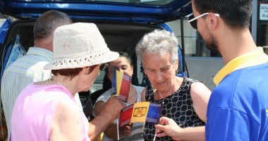 Stire din Politică-Administrație : Tinerii liberali împart stegulețe în oraș