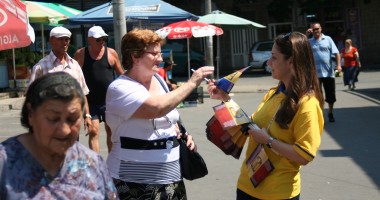 Tinerii liberali împart stegulețe în oraș - 2