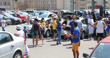 Tinerii liberali împart stegulețe în oraș - 4