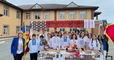 Stire din Cultură-Educație : Ziua Europei, sărbătorită şi de elevii Şcolii nr. 1 Poarta Albă