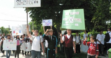 Stire din Cultură-Educație : Marș împotriva violenței  la Poarta Albă