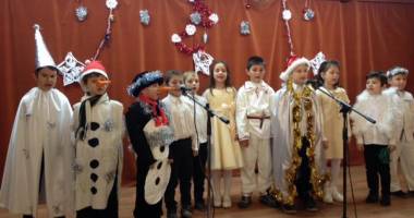 Stire din Cultură-Educație : Elevii din Poarta Albă învață de Crăciun  să-și ajute semenii