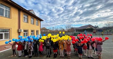Stire din Cultură-Educație : Două zile de sărbătoare pentru elevii din Poarta Albă. „Uniţi ȋn cuget şi simţiri. Noi suntem români!”