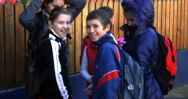 Stire din Social : Cum vor autoritățile să-i adune pe tineri de pe străzi
