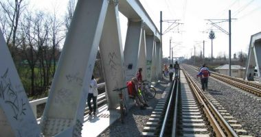 Circulația trenurilor spre mare ESTE BLOCATĂ. Două persoane S-AU ELECTROCUTAT pe Podul CFR Herăstrău
