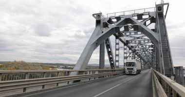 Stire din Social : S-a dublat numărul românilor care trec podul Ruse-Giurgiu, după intrarea în Schengen