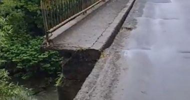 Stire din Eveniment : Un șofer de autobuz a evitat la limită o tragedie, după ce un pod s-a surpat din senin