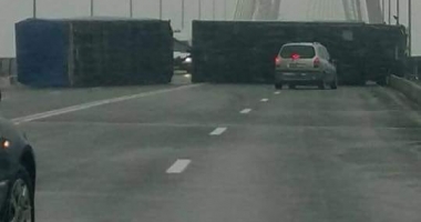 TRAFICUL PE PODUL NOU DE LA AGIGEA, COMPLET BLOCAT! Un camion s-a răsturnat de-a latul - 2