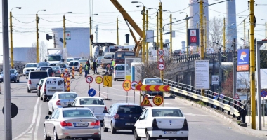 Stire din Eveniment : "AȘA NU SE POATE! ESTE O BABILONIE!" Trafic de coșmar în zona podului de la Butelii