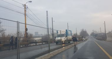 Stire din Social : Proiect realizat pe jumătate. Podul de la Butelii, redeschis pentru mașini, periculos pentru pietoni