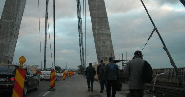 Stire din Social : Galerie FOTO / CALVARUL CONTINUĂ! PODUL DE LA AGIGEA, TRECUT ÎN CONTINUARE LA PAS