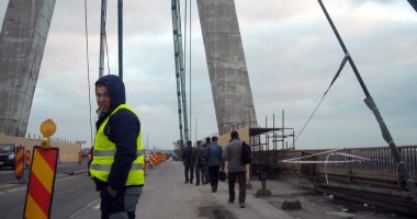 Stire din Social : HAOS pe PODUL DE LA AGIGEA! Navetiștii și copiii TREC PODUL PE JOS, printre utilaje și muncitori