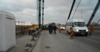 Galerie FOTO / CALVARUL CONTINUĂ! PODUL DE LA AGIGEA, TRECUT ÎN CONTINUARE LA PAS - 7