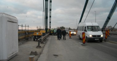 HAOS pe PODUL DE LA AGIGEA! Navetiștii și copiii TREC PODUL PE JOS, printre utilaje și muncitori - 6