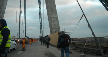 Galerie FOTO / CALVARUL CONTINUĂ! PODUL DE LA AGIGEA, TRECUT ÎN CONTINUARE LA PAS - 3