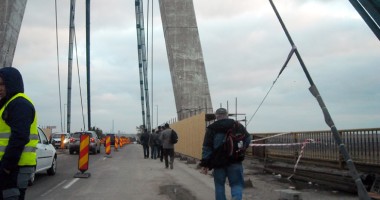 HAOS pe PODUL DE LA AGIGEA! Navetiștii și copiii TREC PODUL PE JOS, printre utilaje și muncitori - 2