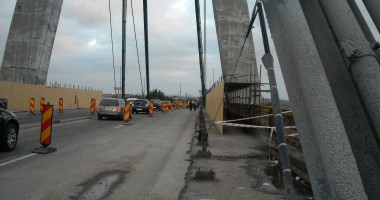 Galerie FOTO / CALVARUL CONTINUĂ! PODUL DE LA AGIGEA, TRECUT ÎN CONTINUARE LA PAS - 4