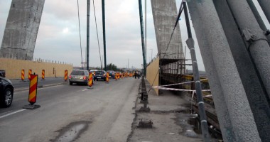 HAOS pe PODUL DE LA AGIGEA! Navetiștii și copiii TREC PODUL PE JOS, printre utilaje și muncitori - 3