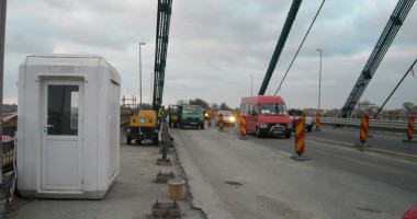 HAOS pe PODUL DE LA AGIGEA! Navetiștii și copiii TREC PODUL PE JOS, printre utilaje și muncitori - 4