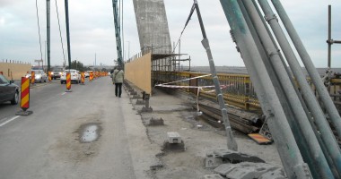 Galerie FOTO / CALVARUL CONTINUĂ! PODUL DE LA AGIGEA, TRECUT ÎN CONTINUARE LA PAS - 6