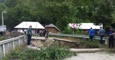 Un POD s-a SURPAT. 20 de oameni au căzut în apă