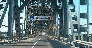 Stire din Eveniment : Șofer arestat pentru trafic de migranți. Bărbatul încerca să treacă, ilegal, 15 sirieni, frontiera