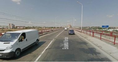 Stire din Eveniment : DESFĂȘURARE DE FORȚE PE PODUL NĂVODARI. UN OM AMENINȚĂ CĂ SE SINUCIDE!