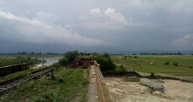 GALERIE FOTO / Prăpăd în județul Brașov, un pod CFR s-a rupt - 3