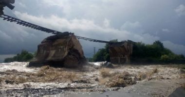 GALERIE FOTO / Prăpăd în județul Brașov, un pod CFR s-a rupt - 2